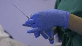 Sprëtz an den Hänn vun engem Dokter