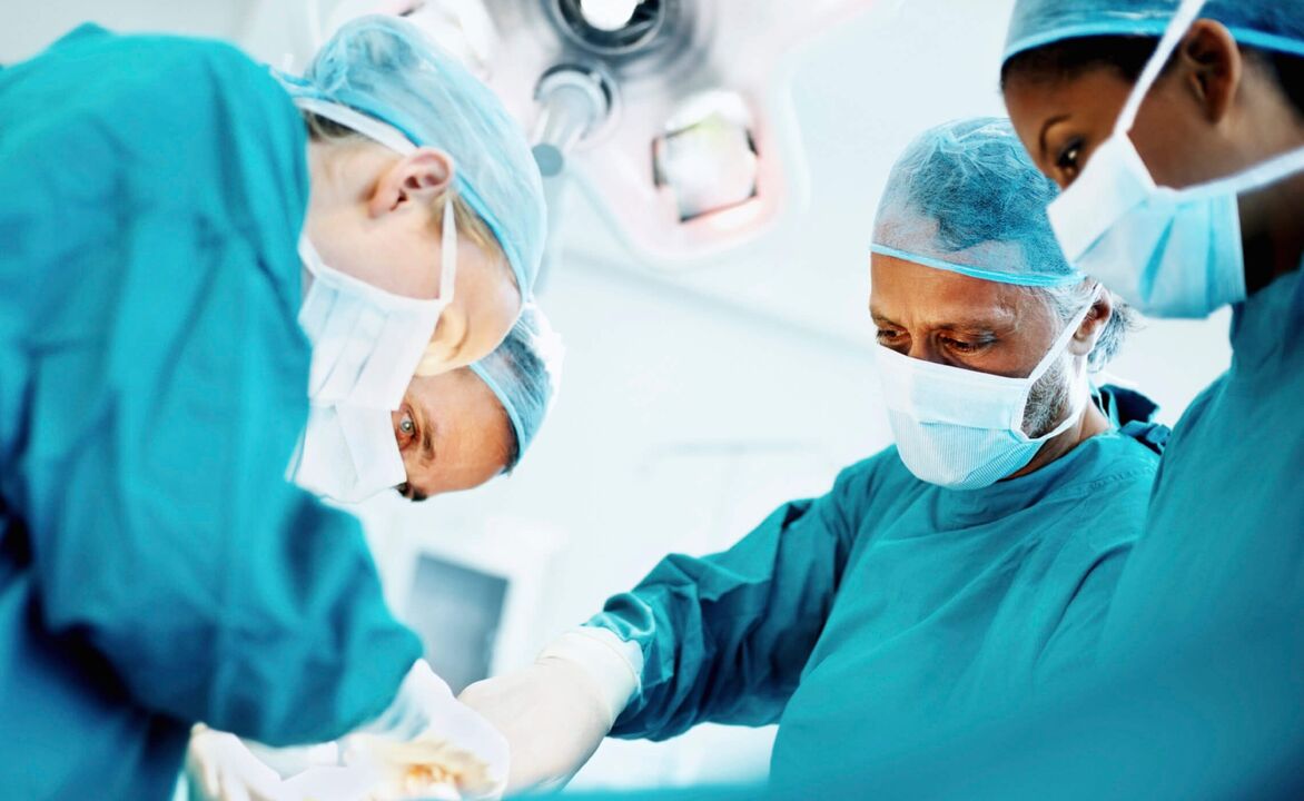 De Prozess vun der Penisvergréisserung vun Chirurgen duerch Chirurgie