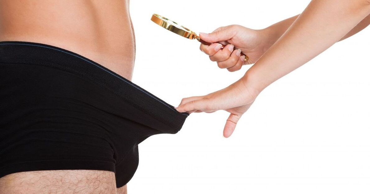 E Meedche kuckt duerch e Luucht op engem klenge Penis